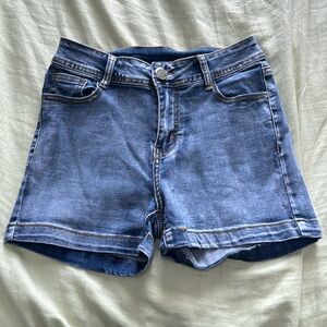 “Cuff your booty right” jean shorts 😂 // I’m sad I have to sell this